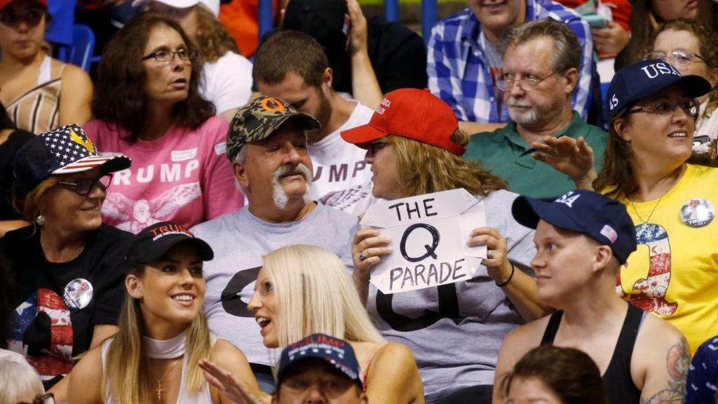 QAnon, los conspiranoicos admiradores de Trump que  Facebook ha baneado de sus redes