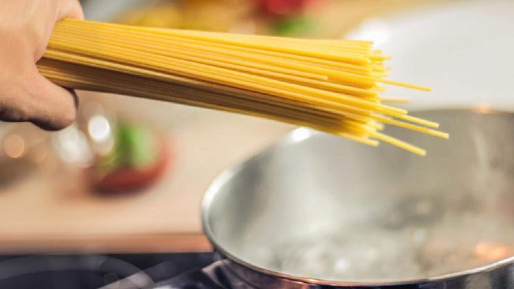 Un vídeo viral ha descubierto a muchos un método alternativo para escurrir la pasta.