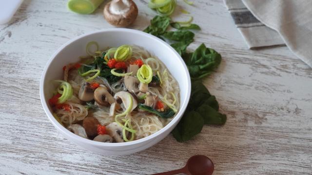 Ramen vegano de champiñones y fideos de arroz, una sopa otoñal reconfortante