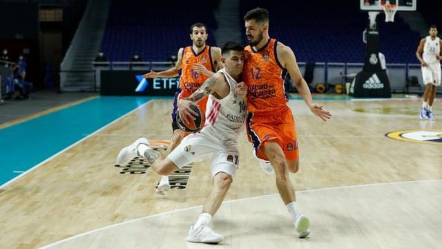 Deck atacando a canasta ante la defensa de Kalinic