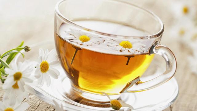 Una taza con una infusión de manzanilla.