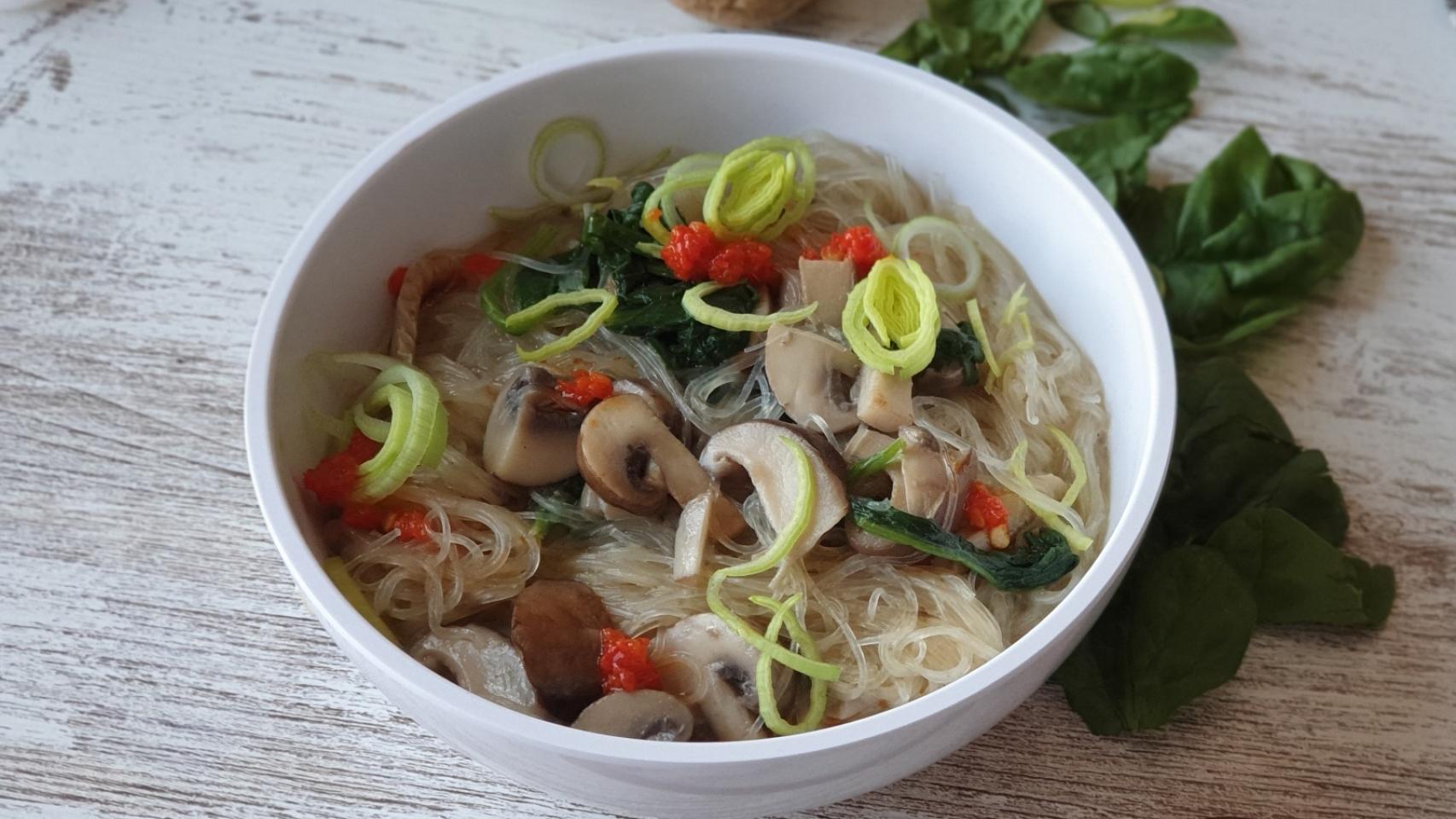 Ramen vegano de champiñones y fideos de arroz, una sopa reconfortante