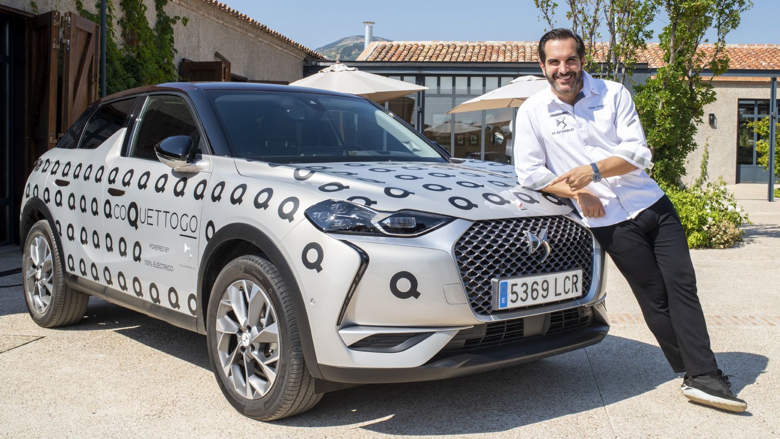 Mario Sandoval junto a su coche eléctrico, el DS 3 Crossback e-Tense, personalizado para CoquettoGo.