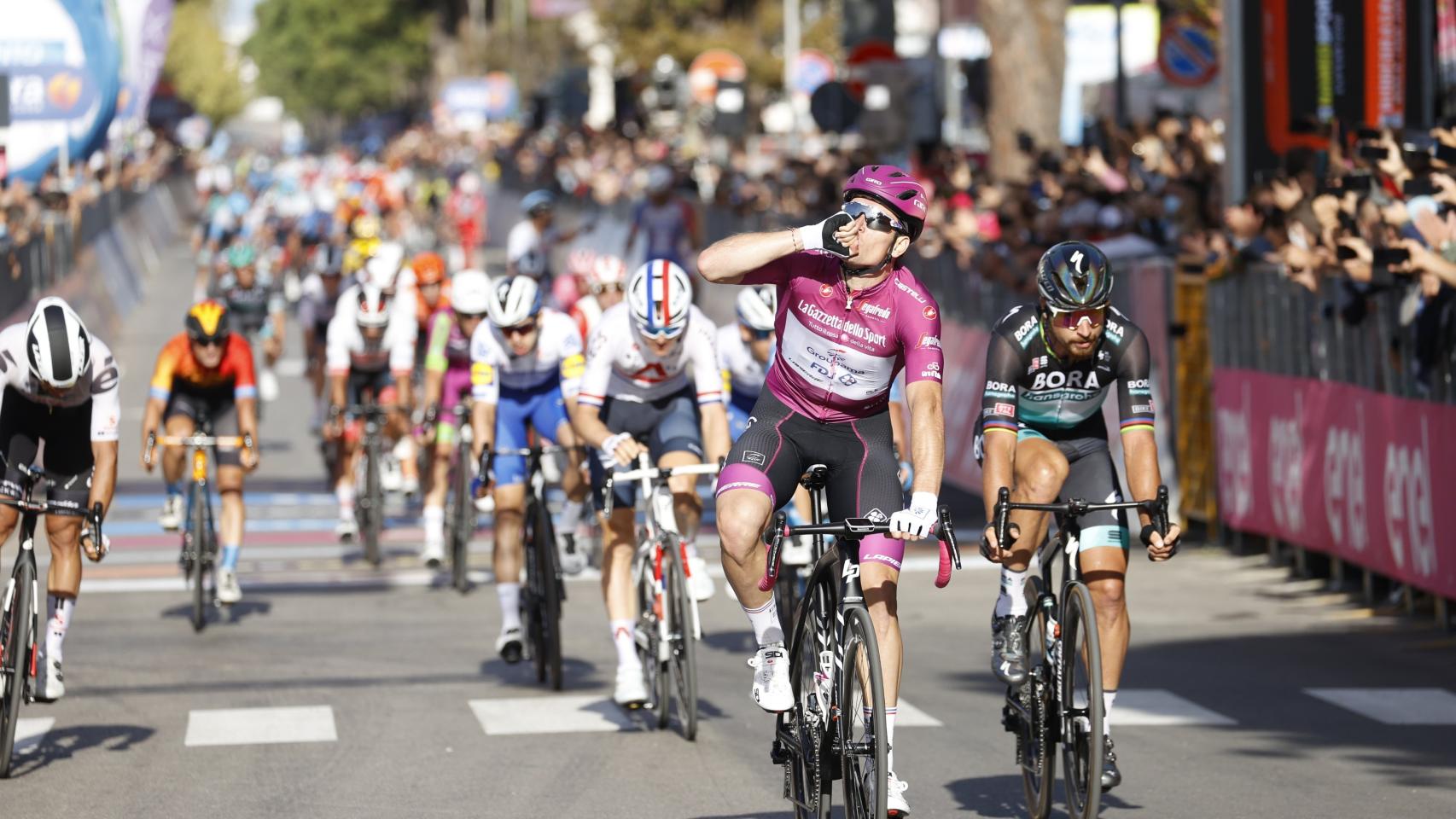 Démare celebra su tercera victoria sobre Sagan