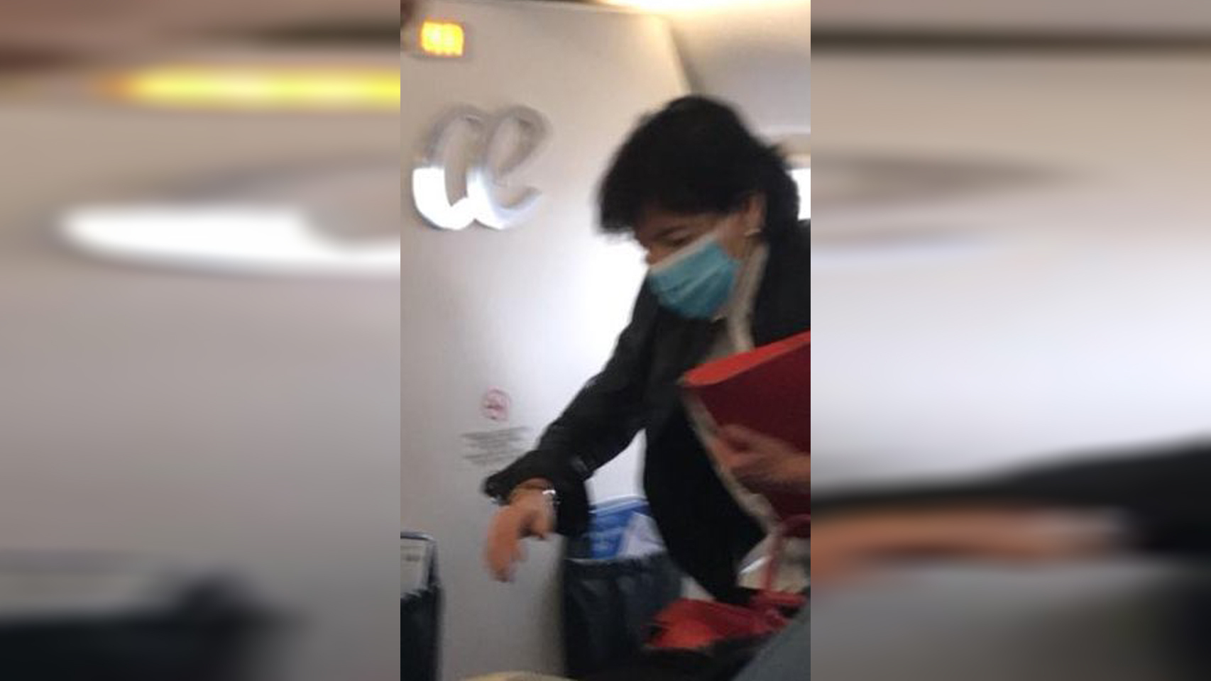 Isabel Celaá cogiendo un avión horas antes de que entrase en vigor el estado de alarma.