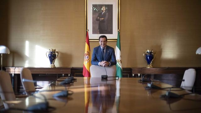 El presidente de la Junta de Andalucía, Juanma Moreno, en la sala del Consejo de Gobierno en San Telmo.