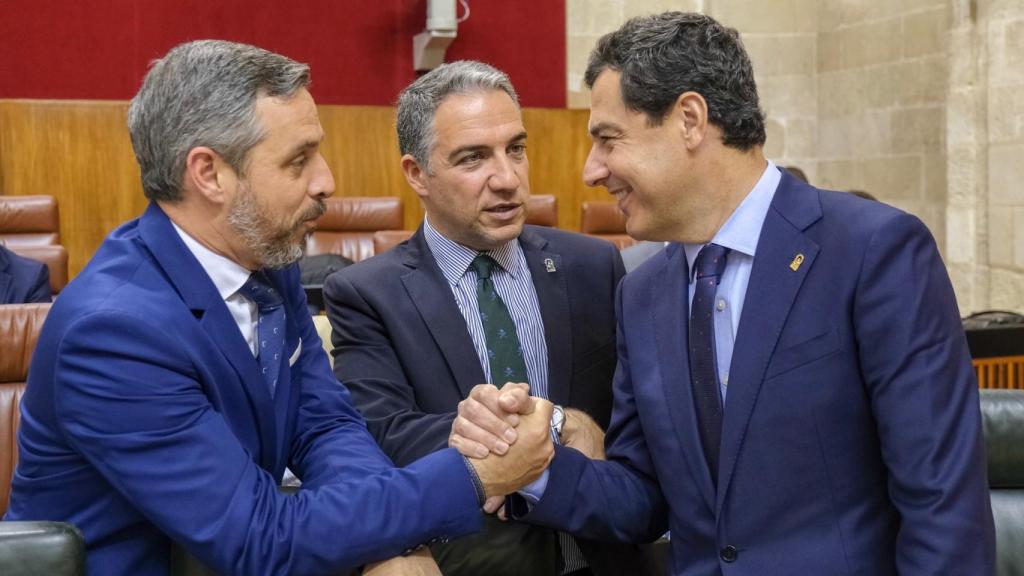 El consejero de Hacienda, Juan Bravo; el consejero de Presidencia, Elías Bendodo, y el presidente de la Junta de Andalucía, Juanma Moreno, en una imagen de archivo.