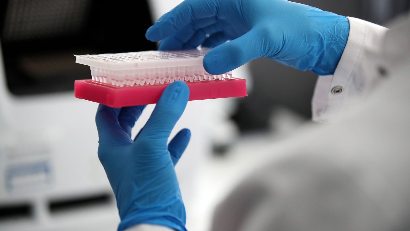 Un empleado extrae muestras de Covid-19 de un dispositivo en la Oficina de Investigación Química y Veterinaria (CVUA) en Muenster, Alemania.