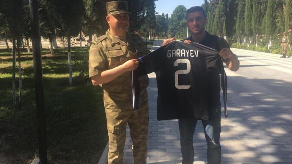 La plantilla del Qarabag junto a un cargo militar
