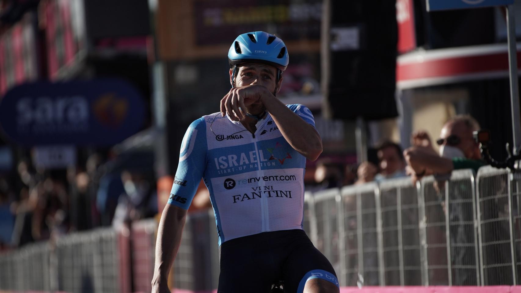 Alex Dowsett entra emocionado en meta