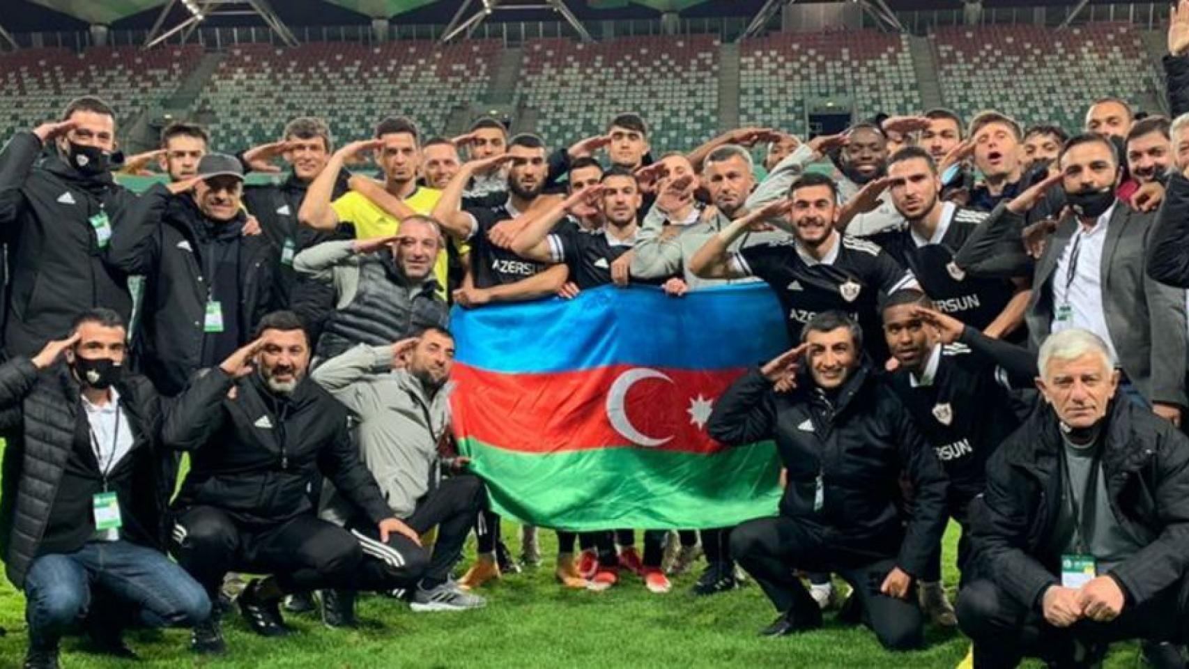La plantilla del Qarabag saludando con un gesto militar