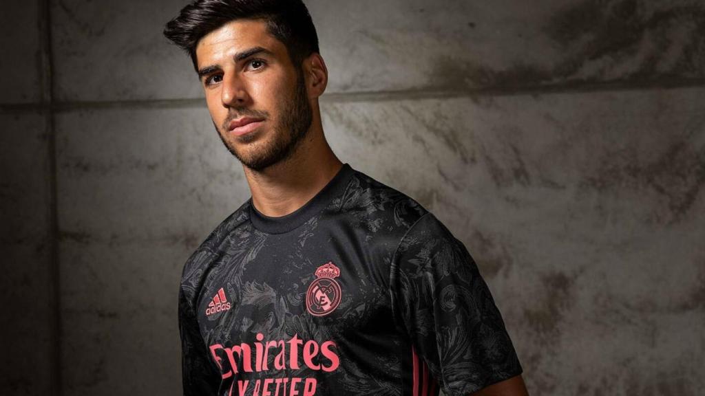 Asensio posando con la nueva camiseta del Real Madrid