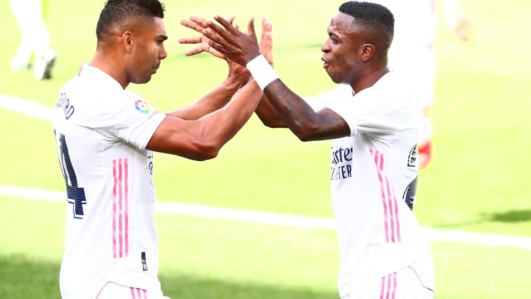 Casemiro celebra junto a Vinicius un gol en el Real Madrid
