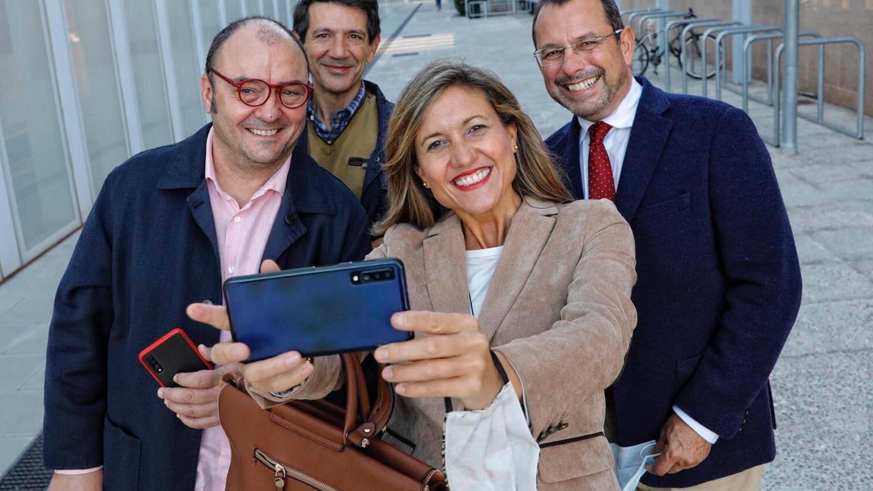 La profesora de Derecho Chantal Moll, junto al resto de demandantes.