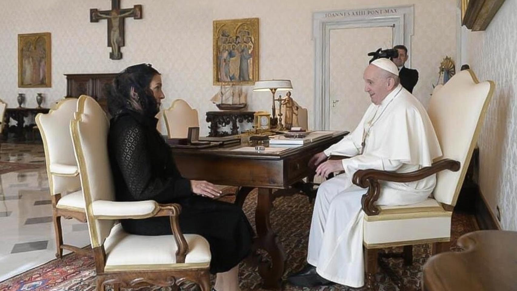 La esposa del presidente de México, Beatriz Gutiérrez Müller, y el Papa Francisco en Roma.