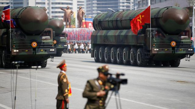 Exhibición de misiles intercontinentales Hwasong-15 durante un desfile militar de 2017 en Pyongyang.