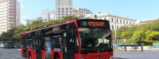 Un autobús urbano pasa frente a la plaza de Pontevedra (A Coruña).