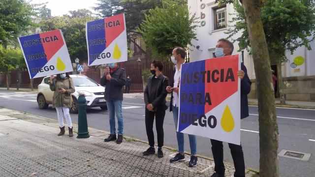 Familiares y allegados de Diego Bello a las puertas del Valedor do Pobo antes de reunirse con la titular.