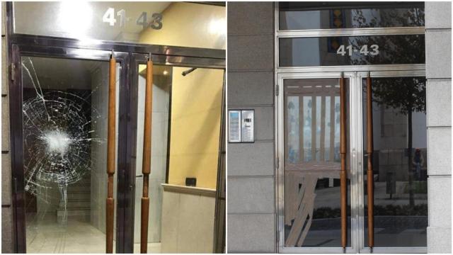 El portal afectado con el cristal roto y esta tarde, ya tapado.