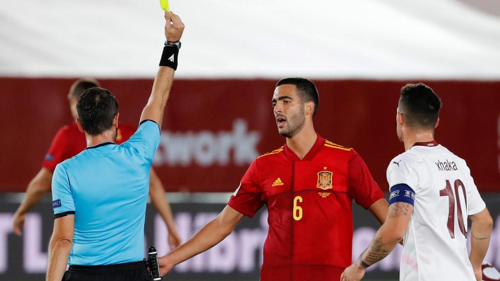 Mikel Merino recibe tarjeta amarilla en el España-Suiza