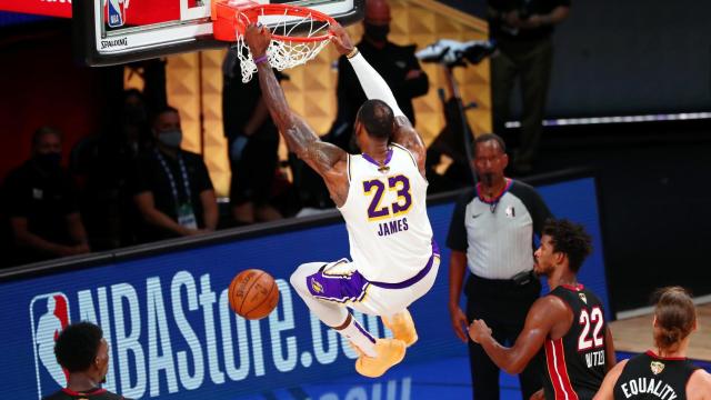 LeBron James hace un mate durante el partido frente a Miami Heat en las finales de la NBA