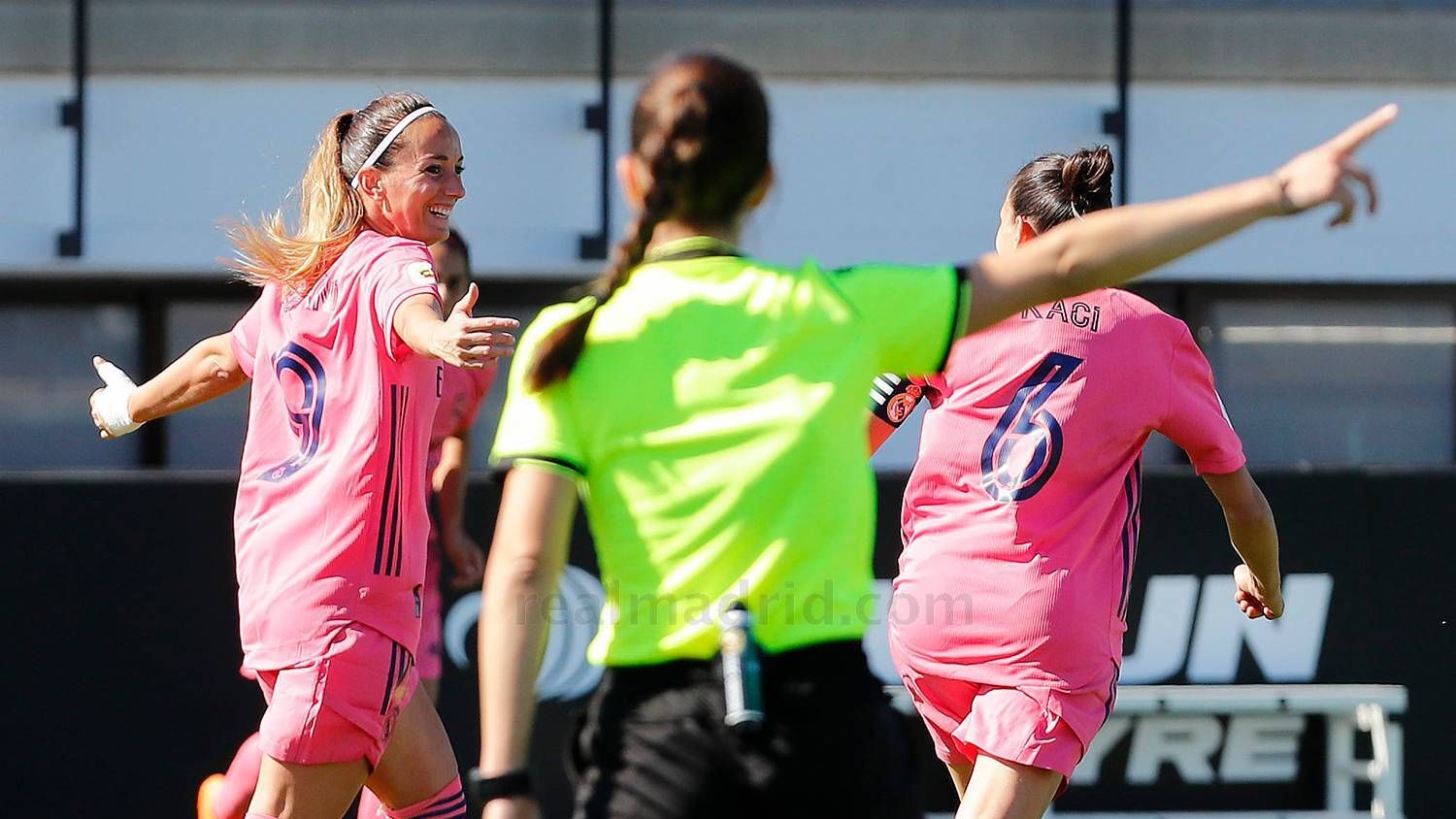 Kosovare Asllani celebra el primer gol de la historia del Real Madrid Femenino en Primera Iberdrola