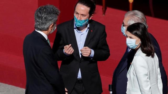 Pablo Iglesias conversa con Carlos Lesmes, presidente del Supremo, Juan José González Rivas, presidente del Constitucional, y Pilar Llop, presidenta del Senado. / Efe