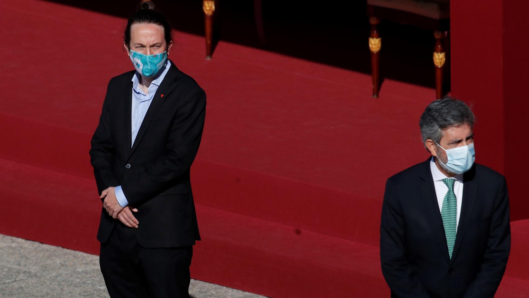 Pablo Iglesias observa a Carlos Lesmes (presidente del CGPJ), en los actos del 12-O.