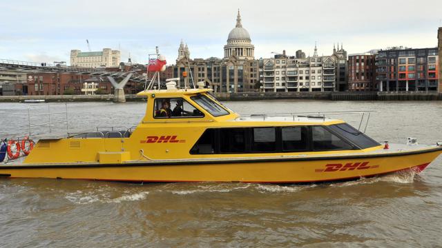 Una de las embarcaciones de DHL por el canal del Támesis.