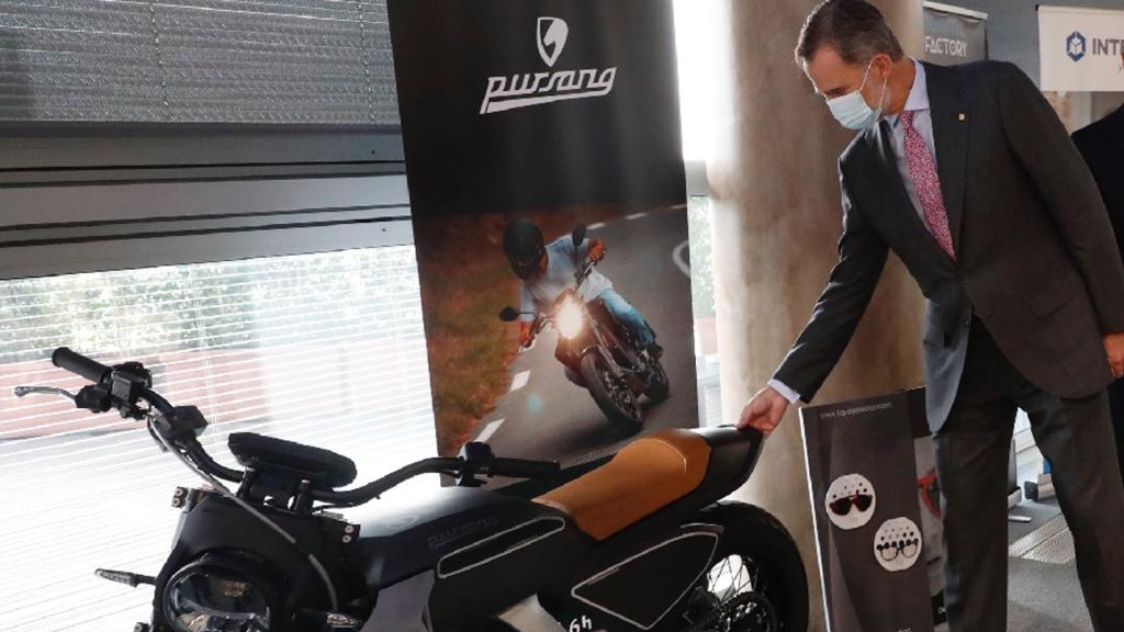 El Rey Felipe se acerca para tocar las piezas en 3D realizadas en la moto Pursang.