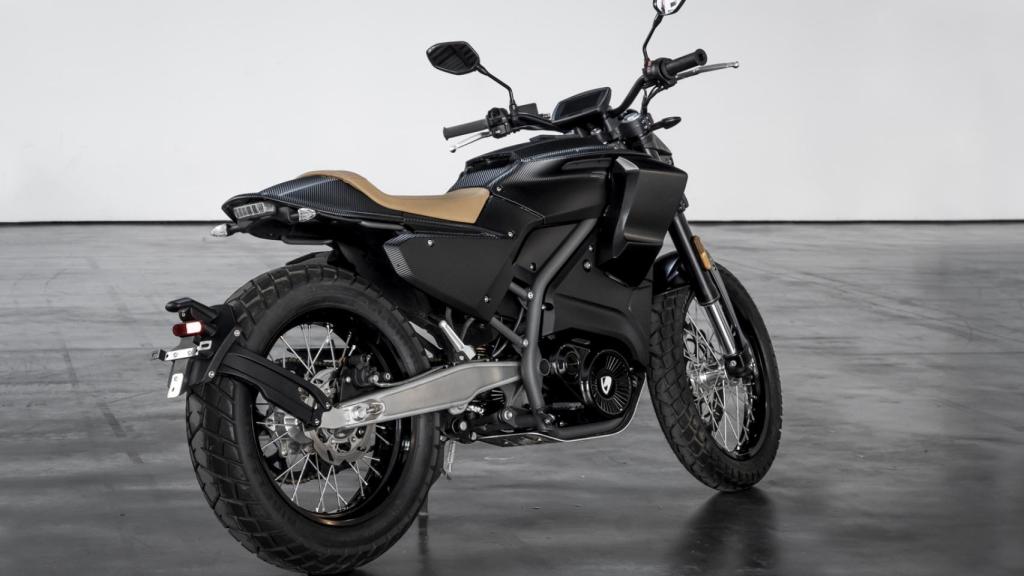 Es una moto eléctrica que nos recuerda las Bultaco de motocross de finales de los 60.