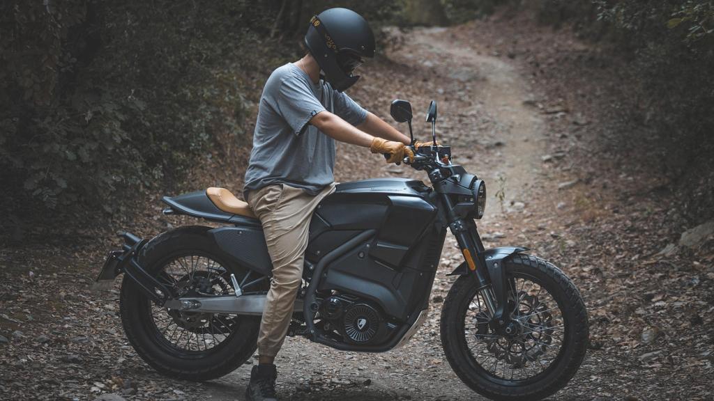 Esta moto se puede conducir con carné de coche.