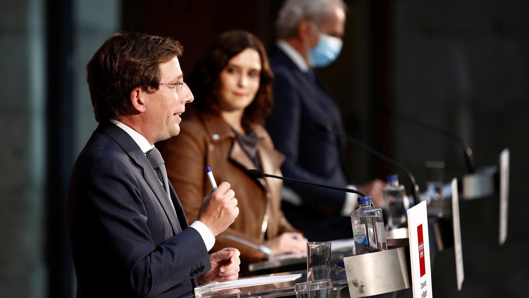 El alcalde de Madrid, José Luis Martínez-Almeida (i); la presidenta Isabel Díaz Ayuso y el consejero Enrique Ruiz Escudero .