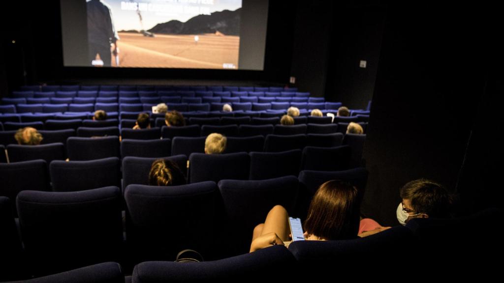 Sala de cine con distancia de seguridad y mascarilla.