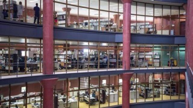 Funcionarios de la Junta de Andalucía en el edificio de Torre Triana.