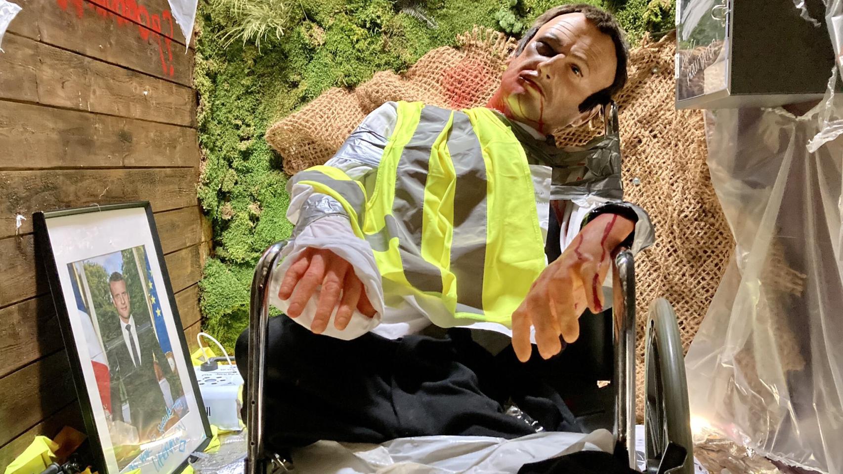 Muñeco que simboliza a Emmanuel Macron en el escape room.