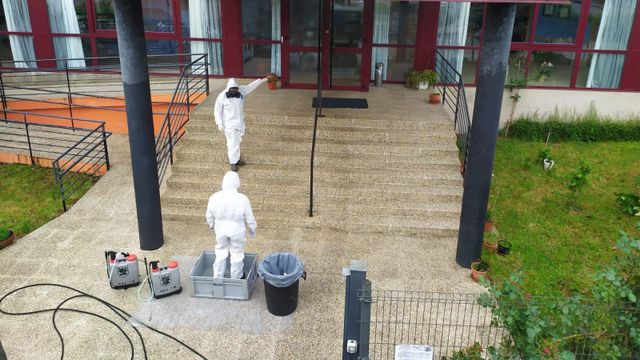 La BRILAT desinfecta una residencia de ancianos en 2020.