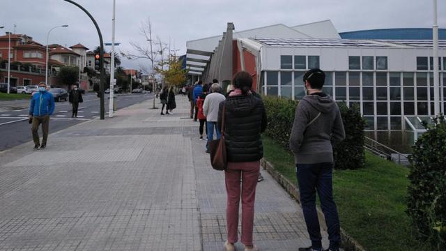 La cola para retirar las entradas frente al estadio de Riazor (A Coruña) este martes.