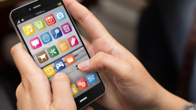 Una persona mirando las aplicaciones de su teléfono móvil.