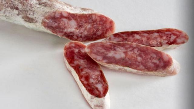 Un fuet cortado a rodajas muy finitas.