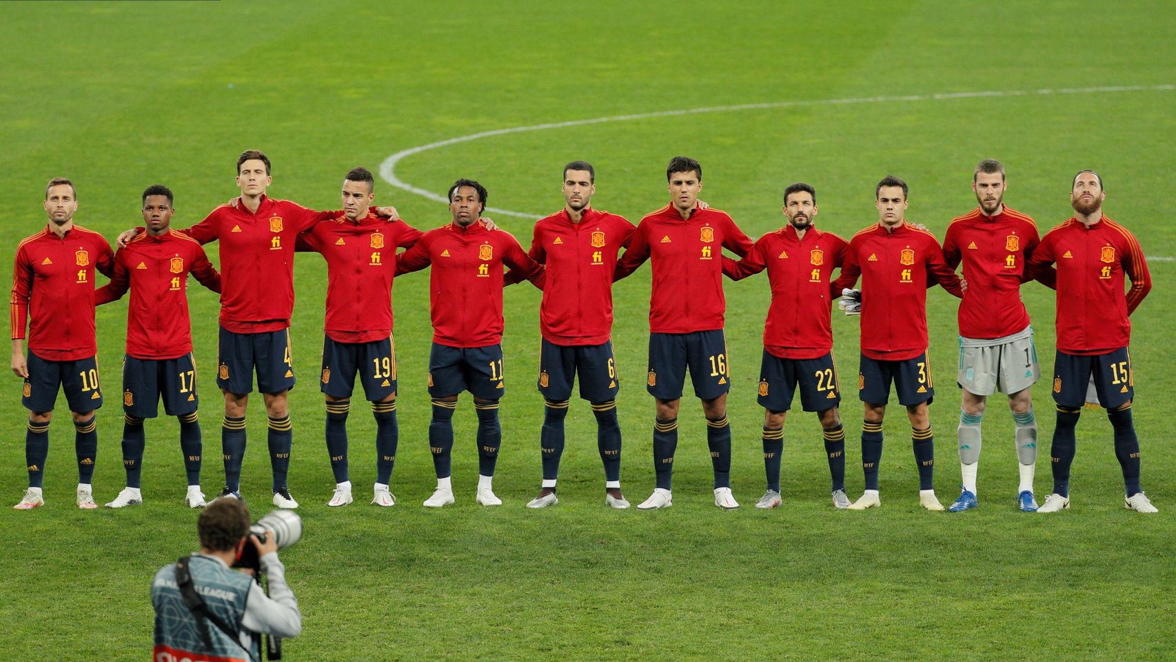 La plantilla de España antes del partido contra Ucrania
