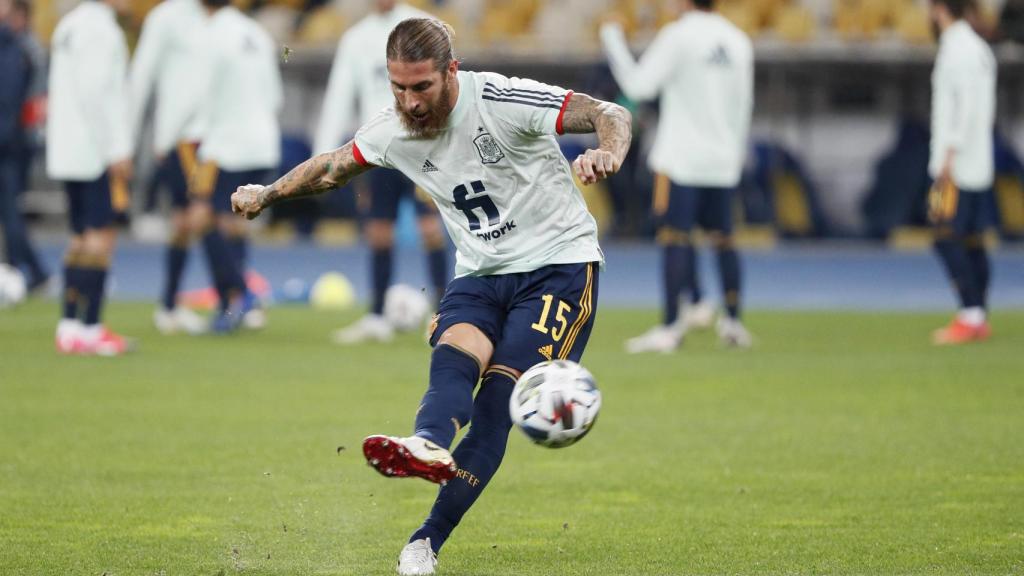 Sergio Ramos, durante un calentamiento de la selección española