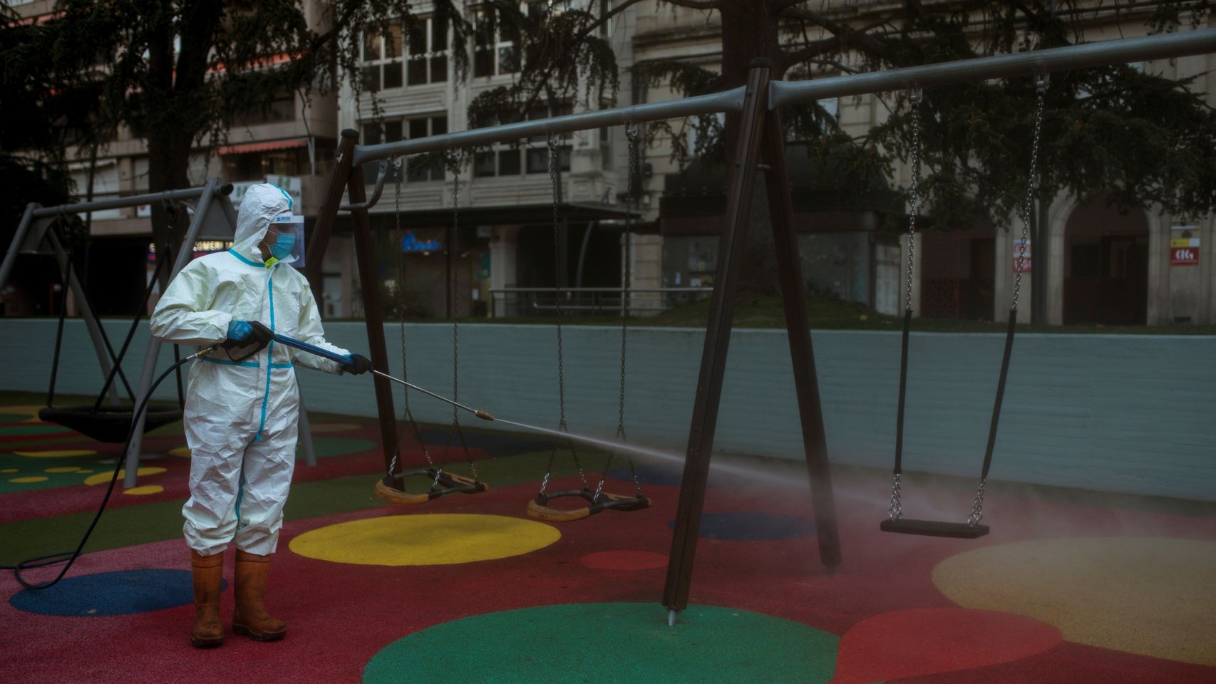 Un operario municipal realiza labores de desinfección en un parque infantil de Ourense.