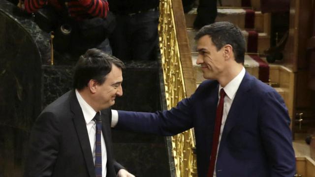 Pedro Sánchez, presidente del Gobierno, y Aitor Esteban, portavoz del PNV en el Congreso.