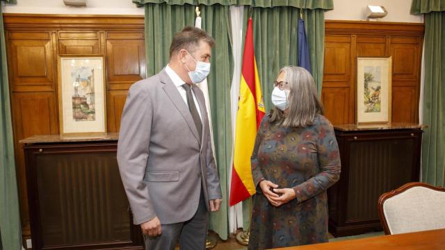 La subdelegada del Gobierno de A Coruña, Pilar López-Rioboo, en una reunión con el concejal de A Coruña de Seguridad Ciudadana, Juan Ignacio Borrego.