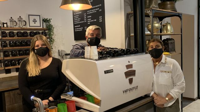 La familia Morales en el nuevo café