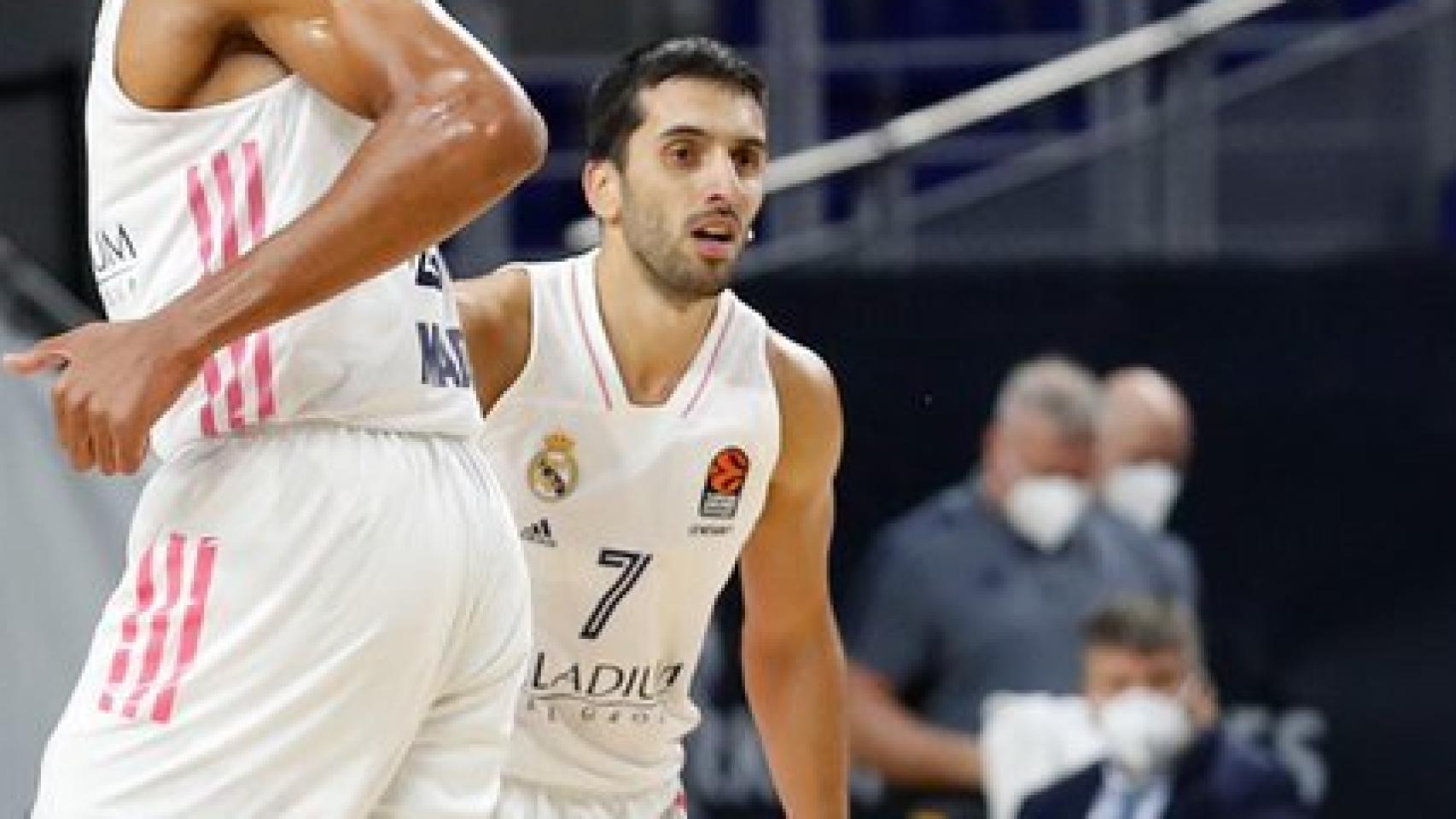 Tavares y Campazzo durante un partido del Real Madrid