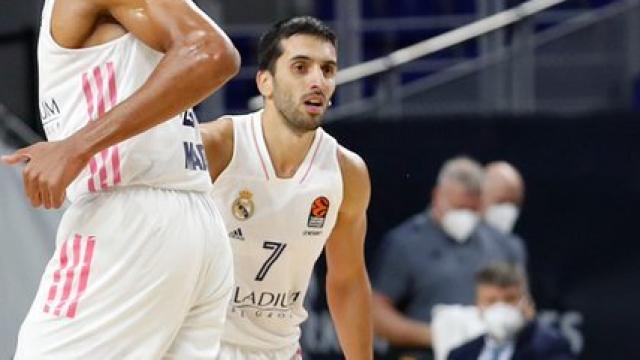 Tavares y Campazzo durante un partido del Real Madrid