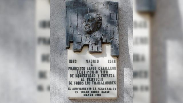La placa de Largo Caballero retirada.