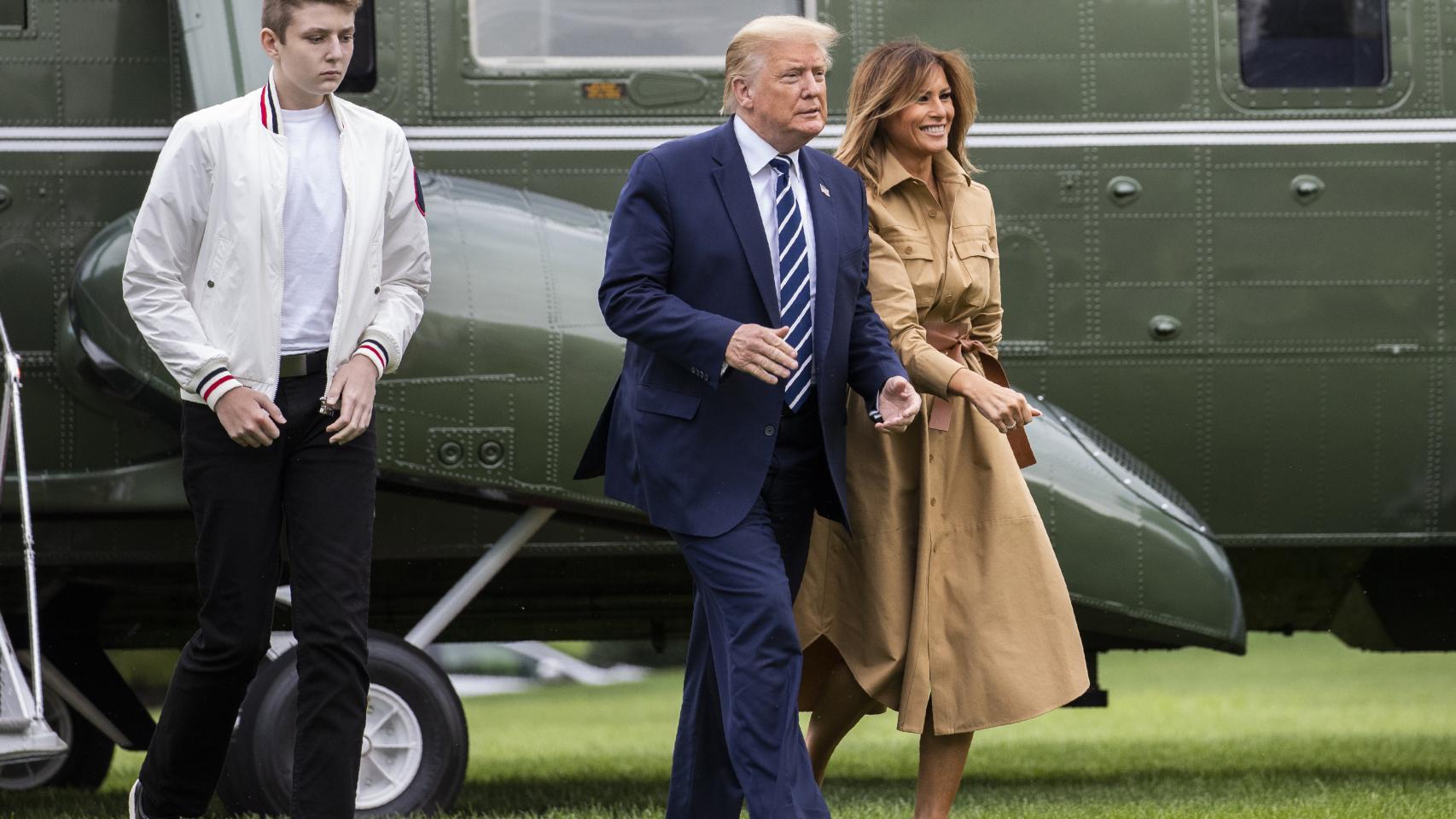 Barron, junto a sus padres Donald Trump y Melania.